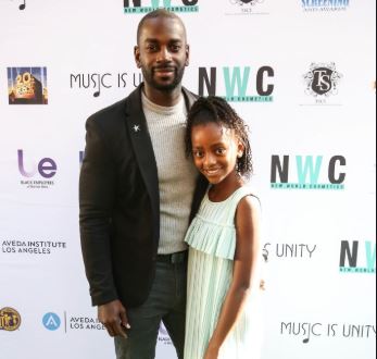 Mo McRae with Children}}