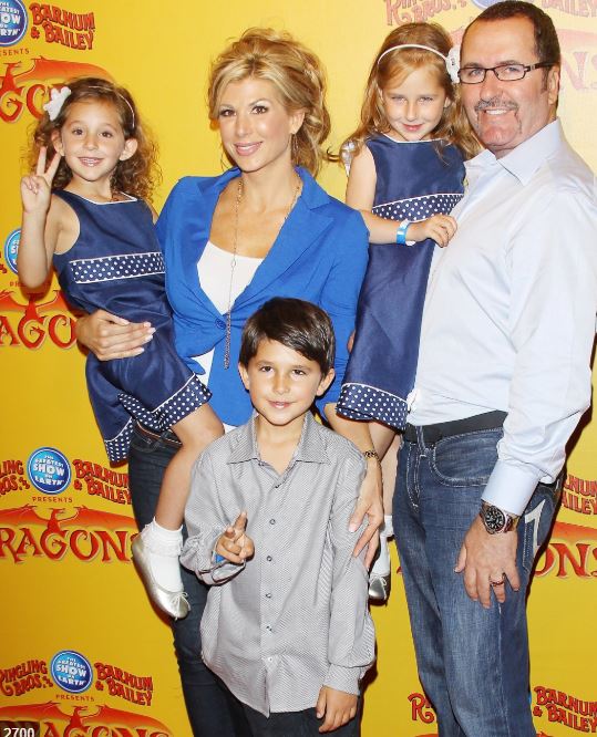 Alexis Bellino with Children}}