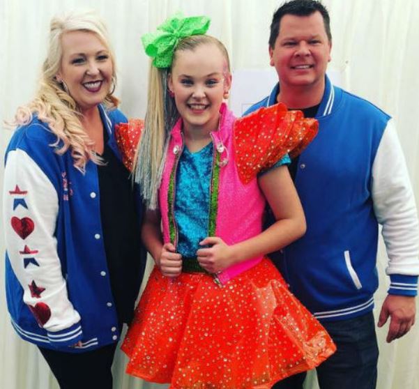 JoJo Siwa with Parent/s}}