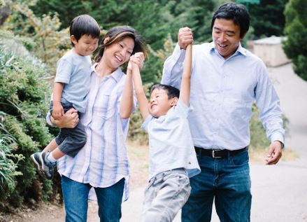 Andrew Yang with his wife and childen | Source: thenetline.com