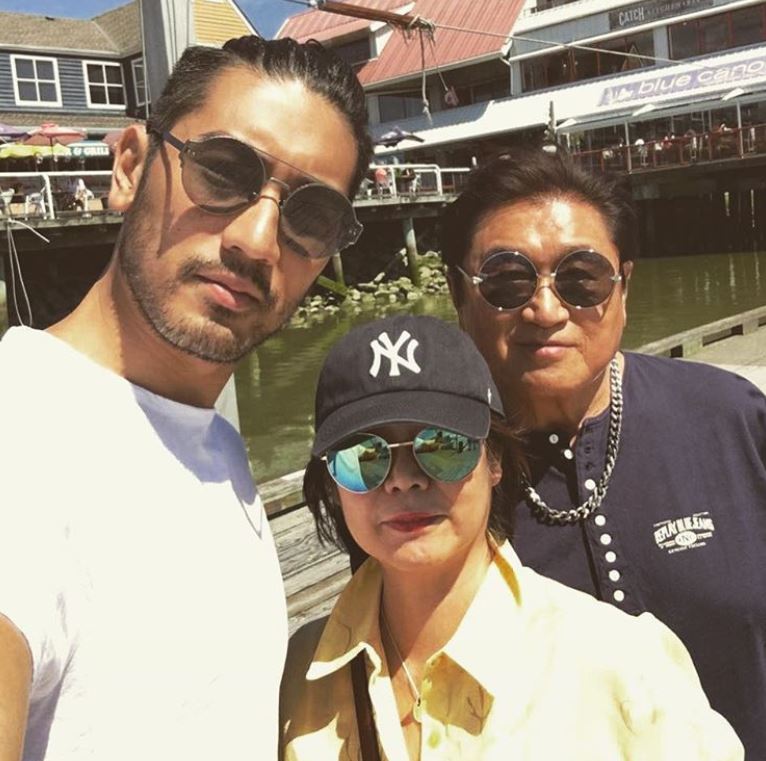 Godfrey Gao with Parent/s}}