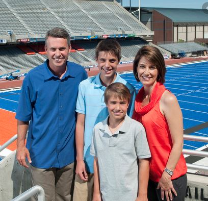 Chris Peterson with his wife and children | Source: Idahopress.com