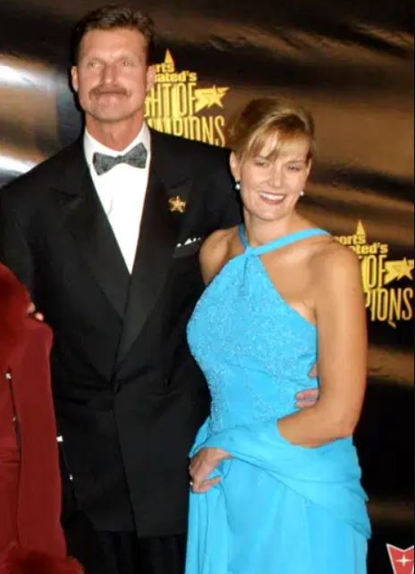 Lisa Wiehoff with her husband, Randy Johnson. | Source: Gettyimages.com