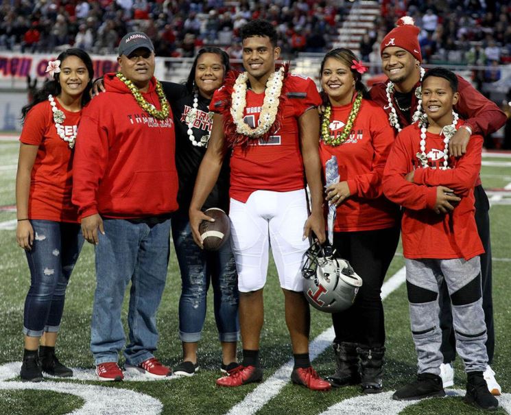 Taulia Tagovailoa with Children}}