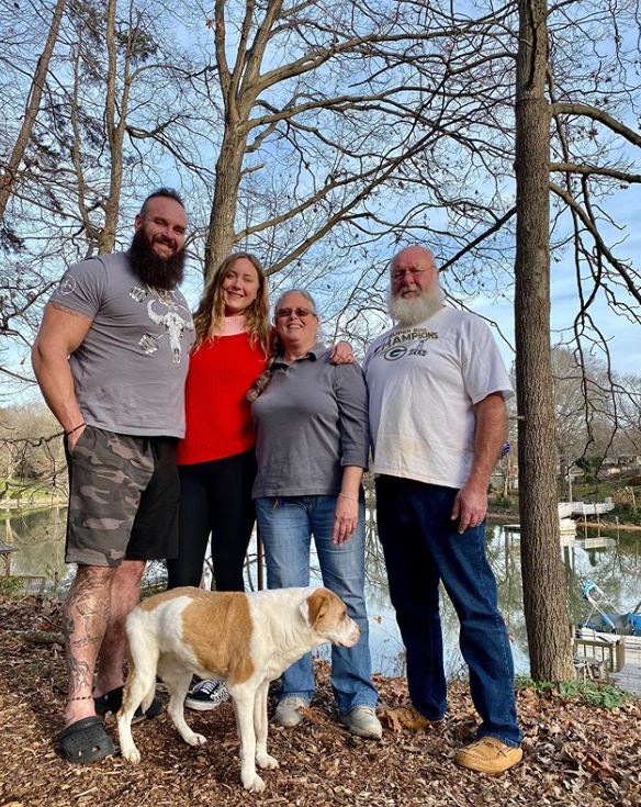 Braun Strowman with Children}}