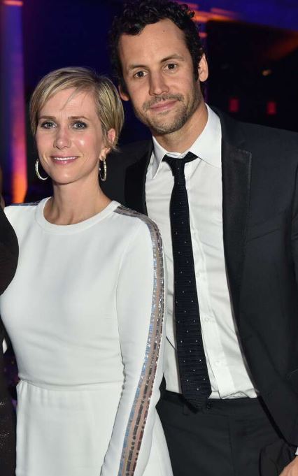 Avi Rothman with his fiancee, Kristen Wiig. | Source: eonline.com