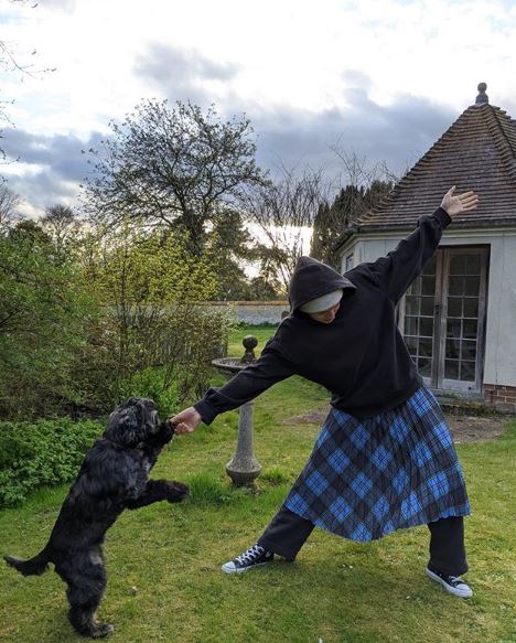 Emma Corrin with her pet | Source: Instagram