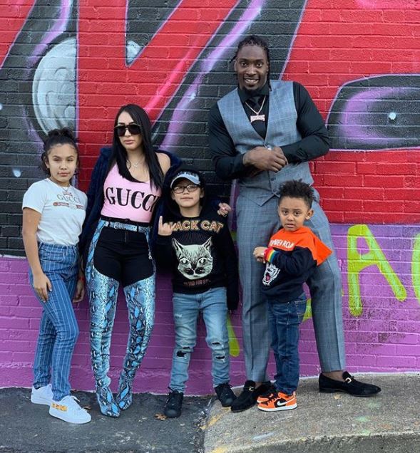 Sasha Almeida with her husband & children. | Source: Instagram