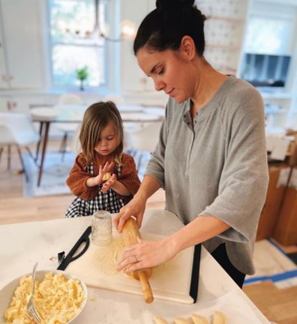 Kate Bilo with Children}}