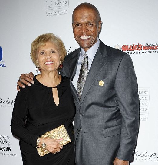 Gale Sayers with his wife | Source: Dailymail.co.uk