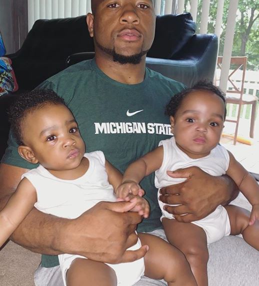 Khari Willis with Children}}