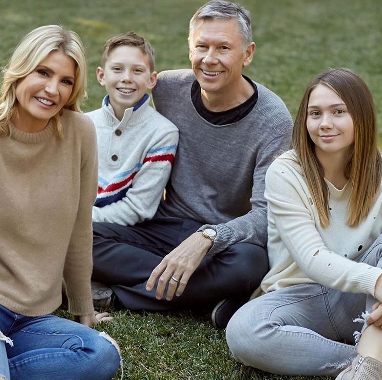 Dayna Devon with her husband, Brent Moelleken and children. | Source: Instagram
