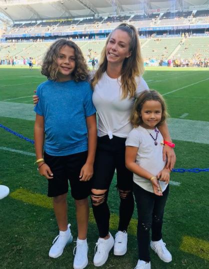 Kendra Wilkinson with Children}}