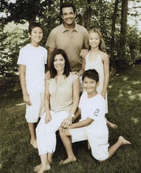 Amelia Santaniello with Children}}
