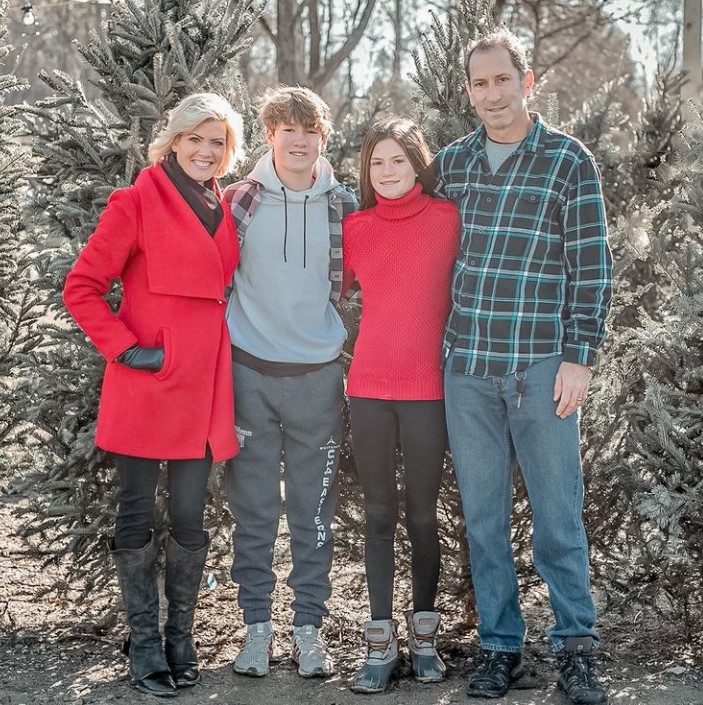 Cecily Tynan with her husband Greg and children | Source: Instagram