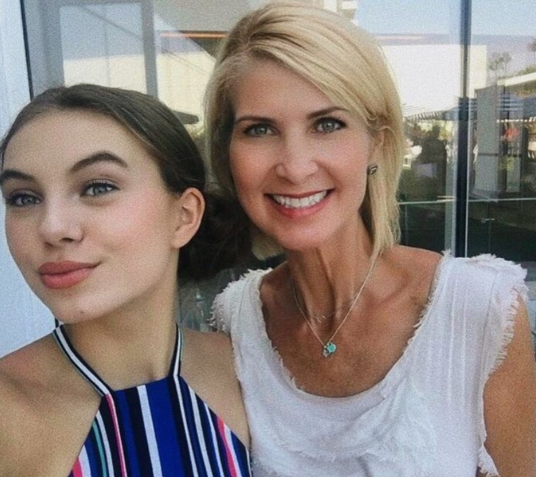 Caitlin Carmichael with Parent/s}}