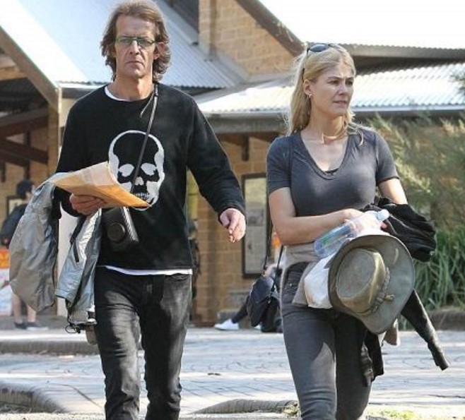 Robie Uniacke with his girlfriend Rosamund Pike | Source: daily.co.uk